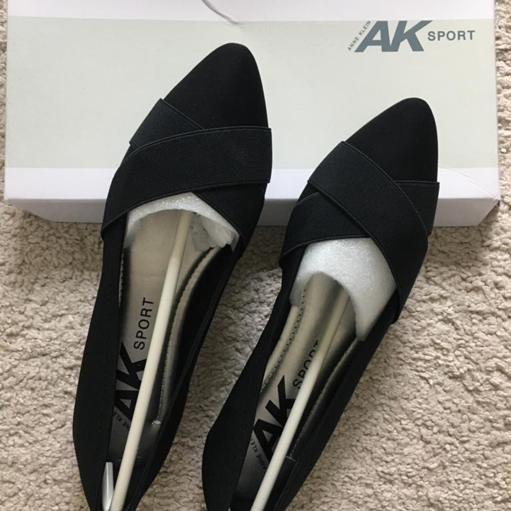 New flat shoes. Comes with box.